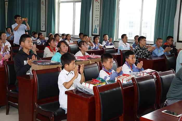 1562913098.jpg 领到新书包衣服的学生.JPG