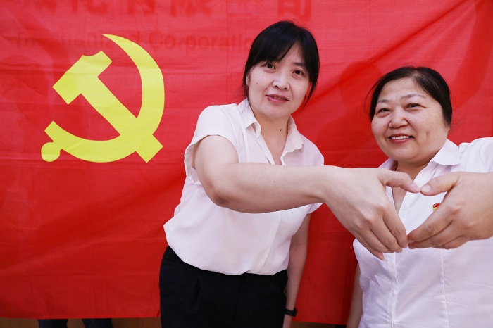 1688610631181098.jpg 我和党徽合个影2.JPG